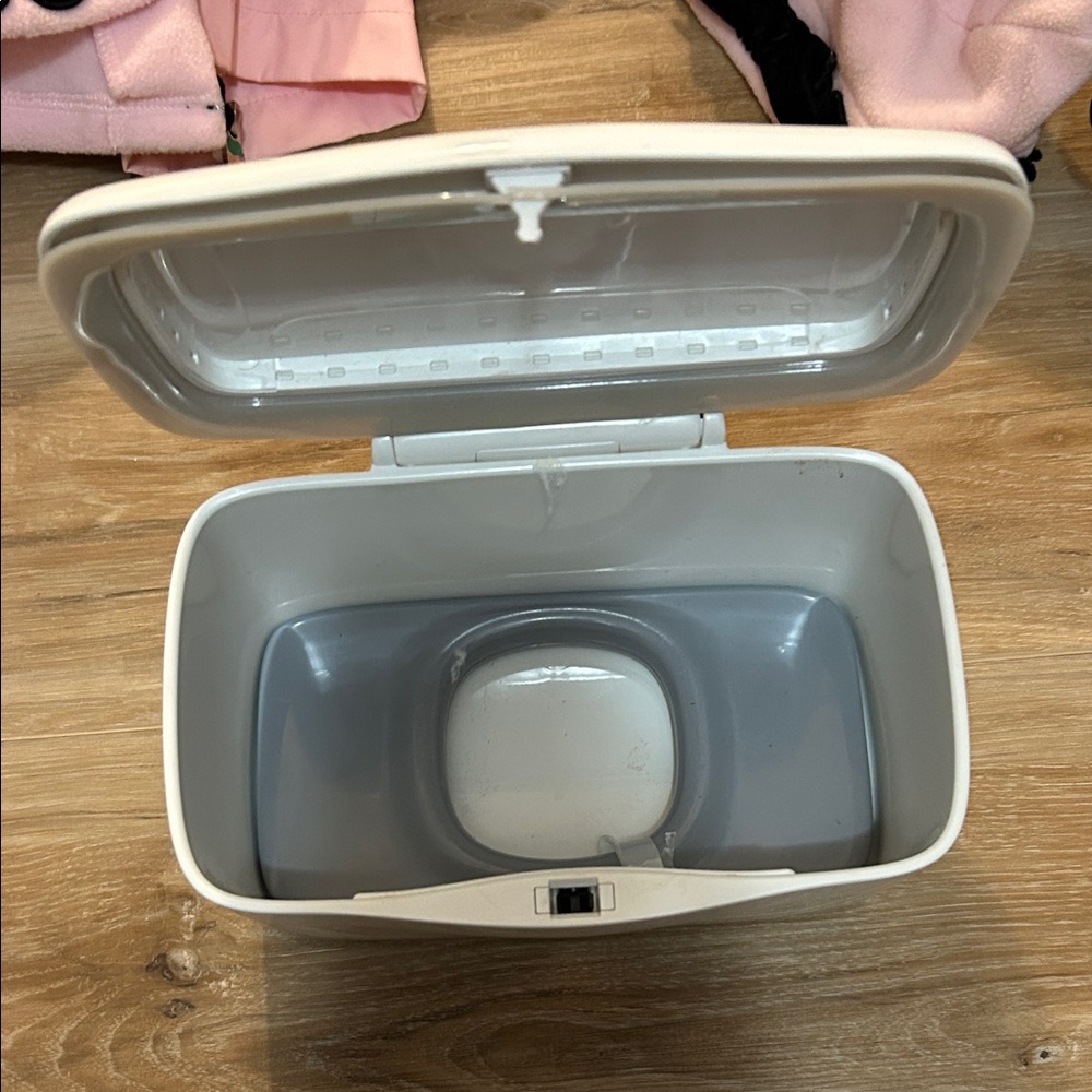 Wipe dispenser